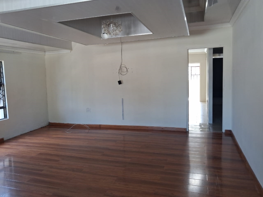 To Let 5 Bedroom Property for Rent in Cambridge Eastern Cape